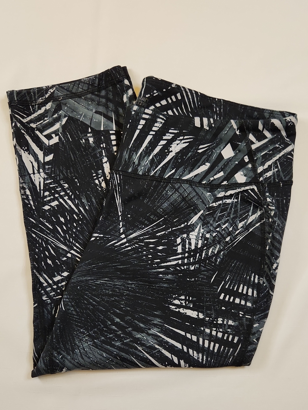 Old Navy Go-Dry Workout Capri Pants XL Tonal Palm Print